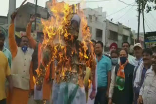 BJP workers burnt effigy of Mamta Banerjee in Khargone