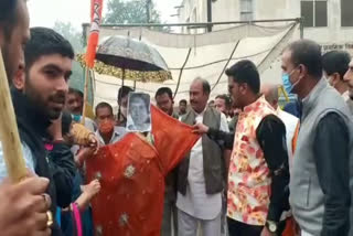 BJP workers burn effigy of Mamta Banerjee in Nagda of Ujjain