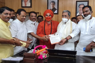 Basavajaya Myrtunjaya Swamiji meet to Siddaramaiah