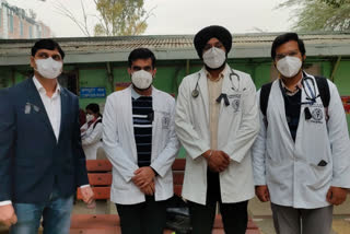 Doctors protest against black band in AIIMS