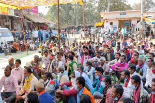 villagers-angry-over-transfer-of-dfo-dhammasheel-ganveer-protest-in-keshkal