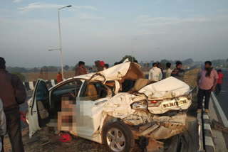 car accident on dhule solapur highway one dead one injured