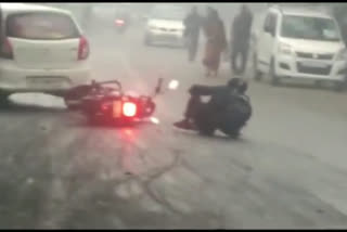 15 bikes slipped suddenly on Ghaziabad Road