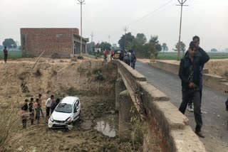 फिरोजाबाद जिले में अनियंत्रित ऑल्टो कार गहरे नाले में गिर गई