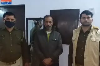 noida police arrested illegal liquor smuggler