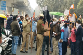 farmer supporters enter bjp protest in subhash nagr delhi