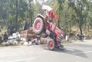 tractor-trolley-loaded-with-paddy-sacks-overturned