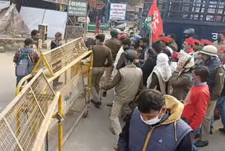 sp workers protested in aligarh