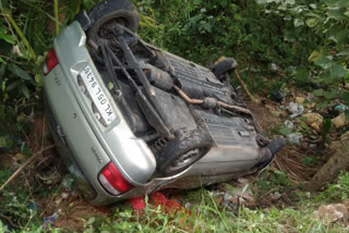 car accident in thiruvananthapuram തിരുവനന്തപുരത്ത് നിയന്ത്രണം വിട്ട കാർ കുഴിയിലേയ്ക്ക് മറിഞ്ഞു car accident