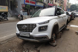 thieves flew wheel from car in kalkaji