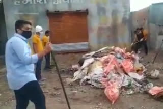 Karjat MLA rohit pawar tajes part in Swachh Karjat Abhiyan