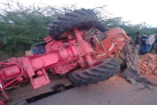 tractor overturned;  Workers died on the spot