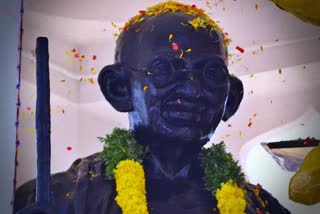 महात्मा गांधी की प्रतिमा का अनादर