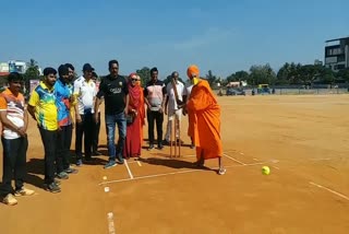 sri siddanganga swamiji plays cricket