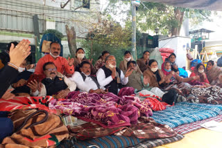 Mayor and BJP councilors strictly stayed outside at the CM residence for their demands