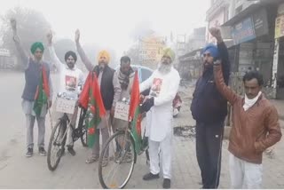 Two members of Baba Jeevan Singh Youth Club set off on bicycles in Delhi Dharna