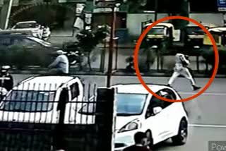 અમદાવાદ: શાહીબાગમાં ગાડીમાંથી ઓઇલ ટપકે છે કહીને ગઠિયો લેપટોપ સહિતની બેગ લઈને ફરાર