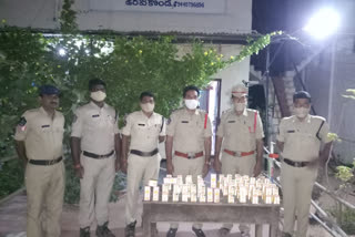 Packets of Karnataka liquor seized in Uravakonda