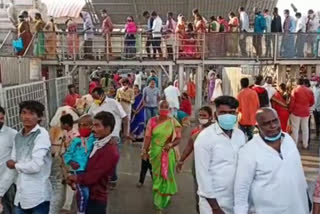 huge number of devotees at vemulawada temple in rajanna sircilla district