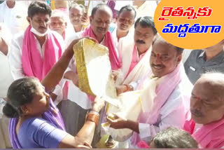 mla protests with begging in maldakal mandal against central bills