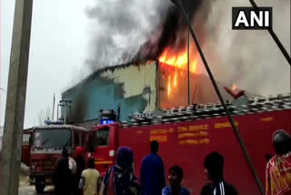 Massive fire at Alwar factory  no injury reported  Massive fire at Alwar factory, no injury reported  അൽവാർ ഫാക്ടറിയിൽ വൻ തീപിടുത്തം; തീ നിയന്ത്രണവിധേയം  അൽവാർ ഫാക്ടറിയിൽ വൻ തീപിടുത്തം  തീ നിയന്ത്രണവിധേയം  വൻ തീപിടുത്തം