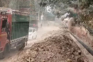 The pile of debris on the road in Fatehpur Beri in Delhi is increasing the problem of people