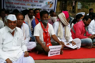 farmers-struggle-committee-agitation-in-front-of-beed-collectors-office