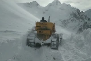 Snow removal work continues from Srinagar-Sonamarg road