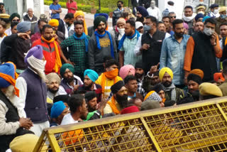 Farmers protest outside the collectorate, बूंदी में किसानों का आक्रोश प्रदर्शन