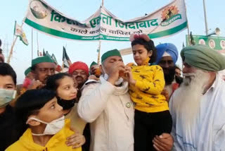 Rakesh Tikait and other farmers opened fast by drinking juice at the hands of children