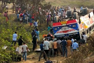 পুরুলিয়ায় বাস উলটে আহত কমপক্ষে 30 জন