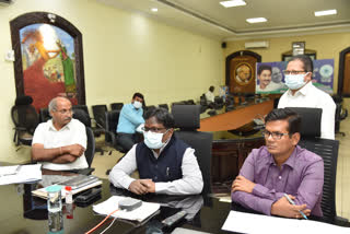 Collector review on progress of house deed distribution scheme works