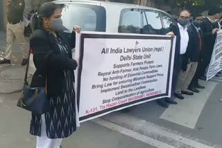وکلاء نے ایک انسانی زنجیر بنا کر کسان تحریک کی حمایت کی