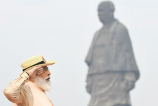 Sardar Patel  Sardar Patel death anniversary  Modi on Sardar Pateldeath anniversary  Modi pays tributes to Sardar Patel  ന്യൂഡൽഹി  സർദാർ വല്ലഭായ് പട്ടേൽ  പ്രധാനമന്ത്രി നരേന്ദ്ര മോദി  ഉരുക്ക് മനുഷ്യൻ