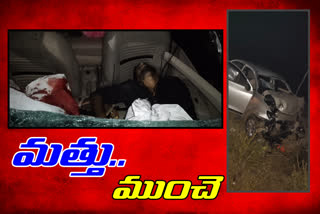 car crashed a welcome arch at peddapalli in peddapally district