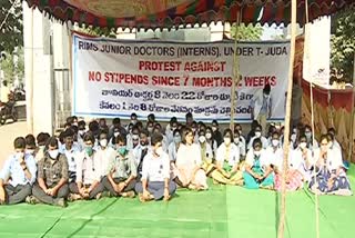 junior doctors protest at adilabad rims for scholarships