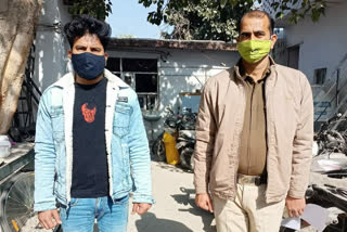 Pul Prahladpur police arrested a theif in sharma market