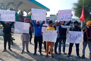 Farmers shut down Reliance petrol pump in kaithal