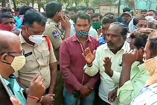 cotton-farmers-protest-at-peddapalli