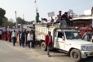 दूल्हा-दुल्हन फायरिंग मामले में लोगों ने निकाली रैली, People took out rally in bride-groom firing case