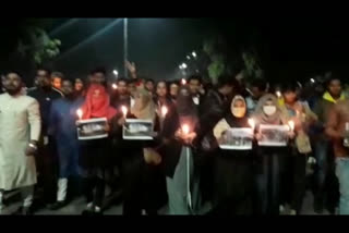 AMU छात्रों ने निकाला कैंडल मार्च