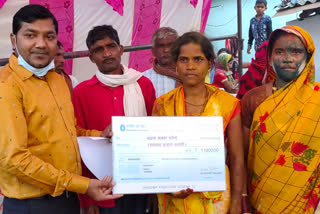 Councilor roshan golachha gave eleven thousand Relief fund to the bride IN NARAYANPUR