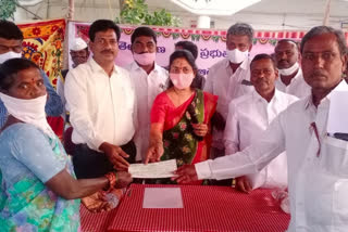 aaleru mla distributed kalyana laxmi shadi mubarak  cheque