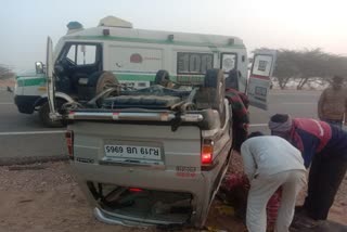 वैन पलटी, three people injured