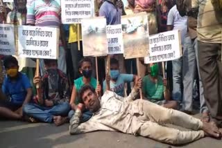 Blockade on Howrah Amta Road demanding repair