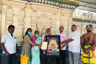 devotee gives one lakh rupee fund to vadapally venmkateshwara swamy temple in east godavari