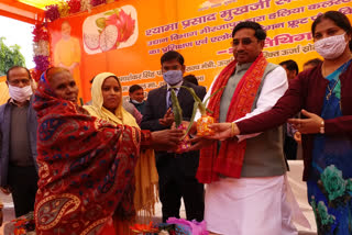 ऊर्जा राज्य मंत्री रमाशंकर सिंह ने महिलाओं को बांटे पौधे.