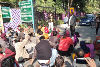 corruption in allotment, slum dwellers protest in noida