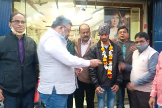 jita secretary general honored jewelry shop worker in dhanbad