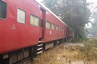 Many trains are running late due to fog in Delhi